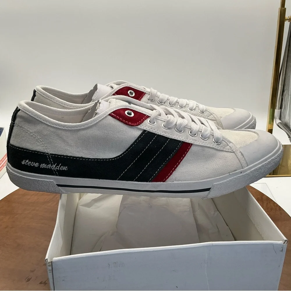 NWT Steve Madden Hernandez White with Black & Red‎ Stripes size 9 M
